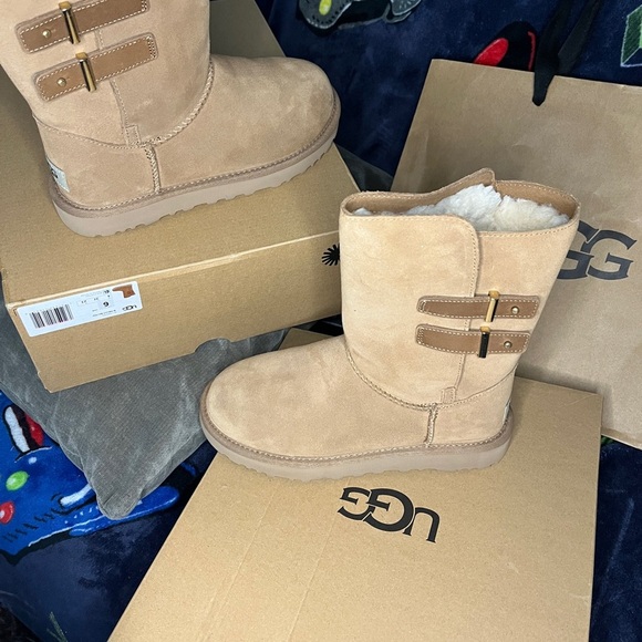 UGG Shoes - UGG boots bailey belted size 6